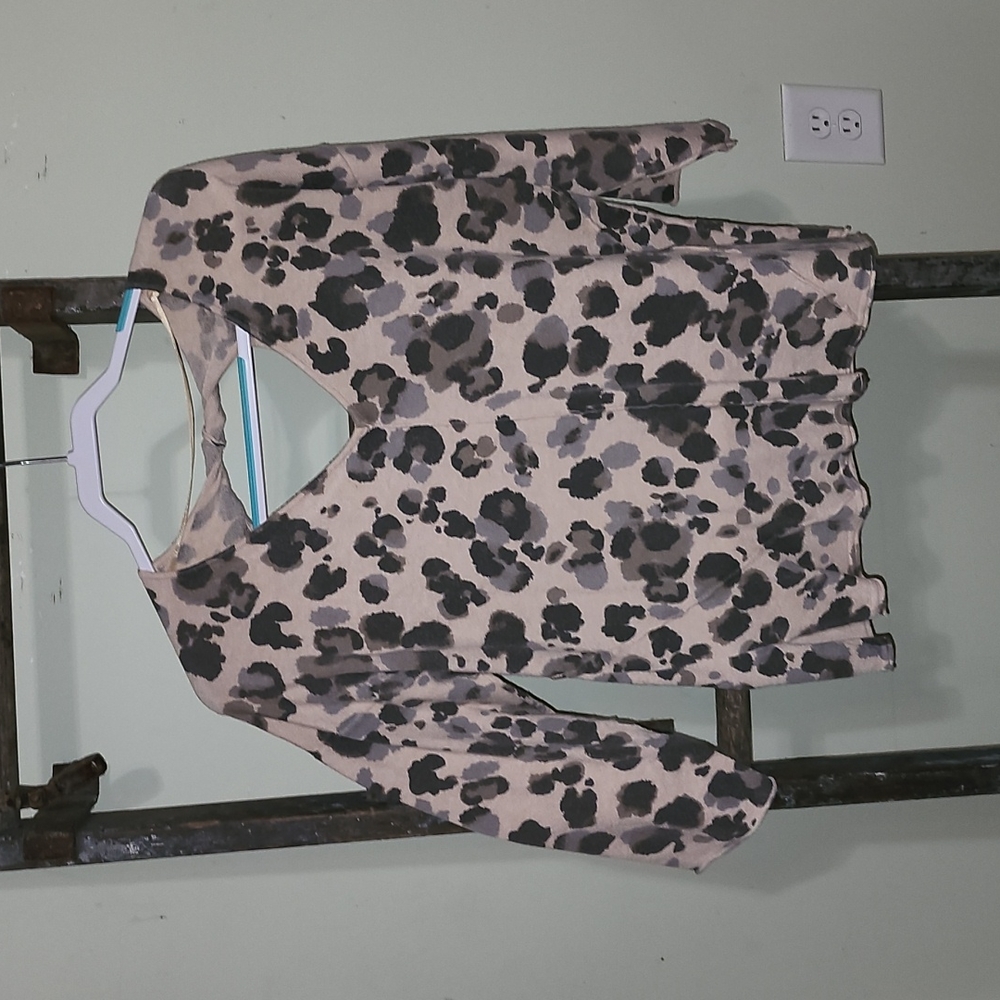 Leopard Print 3/4 sleeve cut out back shirt